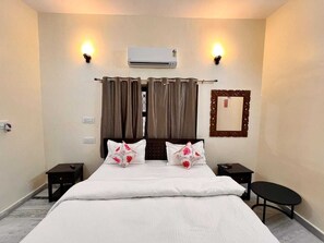 Doppia Deluxe, balcone, vista cortile | 1 camera, una scrivania, postazione laptop, Wi-Fi gratuito