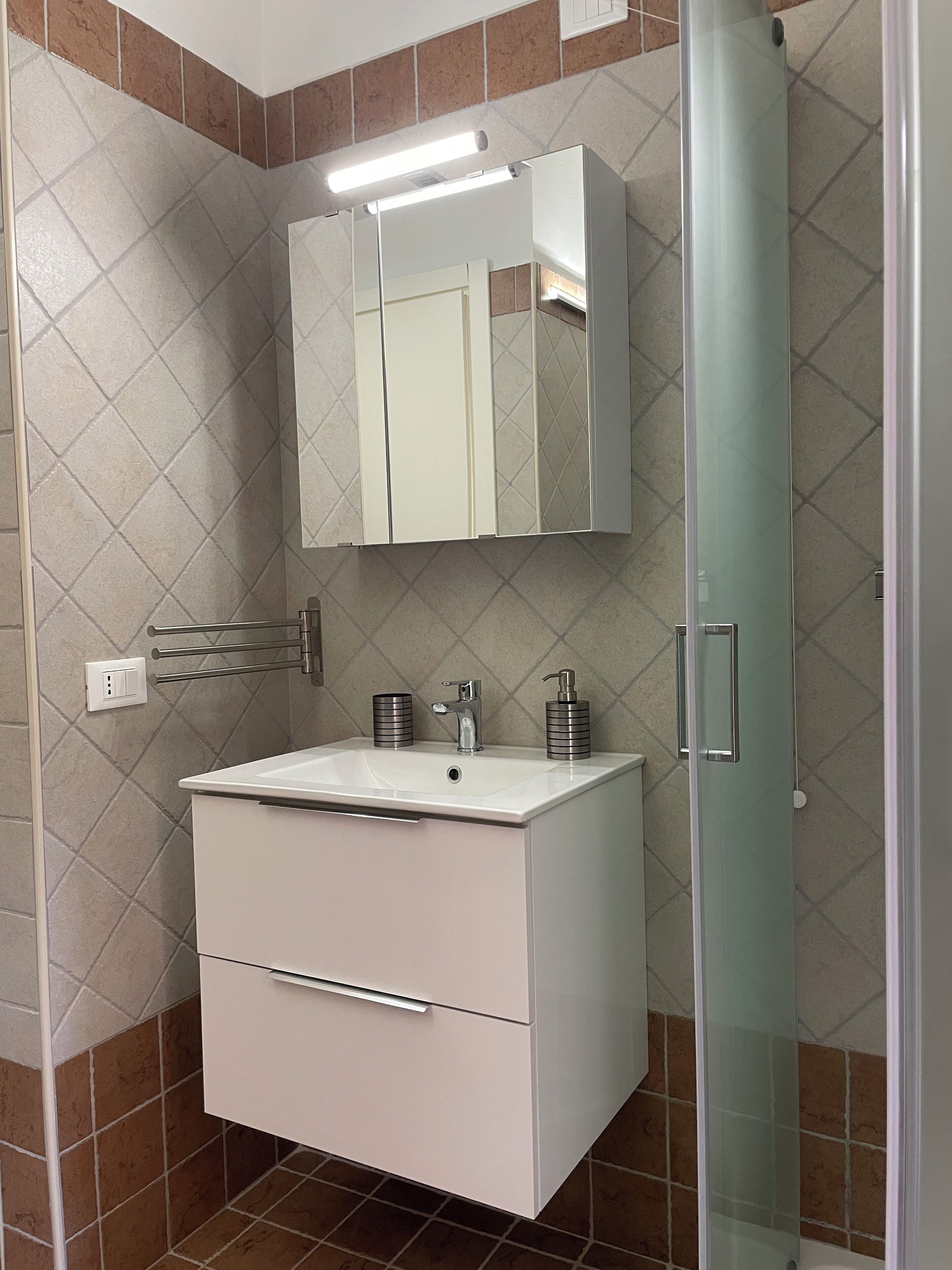 Dusche, Haartrockner, Bidet, Handtücher