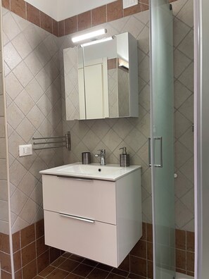 Dusche, Haartrockner, Bidet, Handtücher