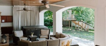 Autumn Escape: Spacious Home with Hot Tub