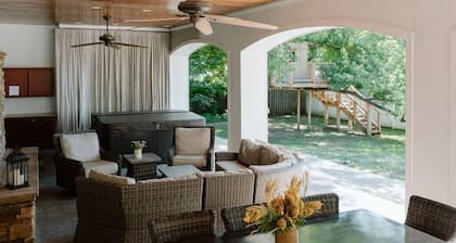 Autumn Escape: Spacious Home with Hot Tub