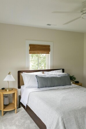 5 bedrooms, iron/ironing board, WiFi, bed sheets