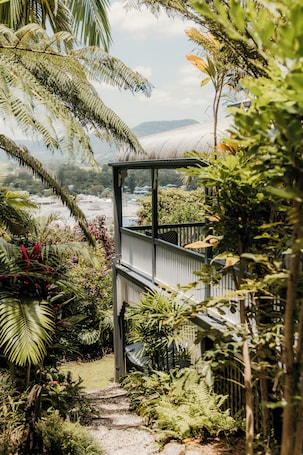Property grounds. The Glenelg Upstairs Residence (6 persons)