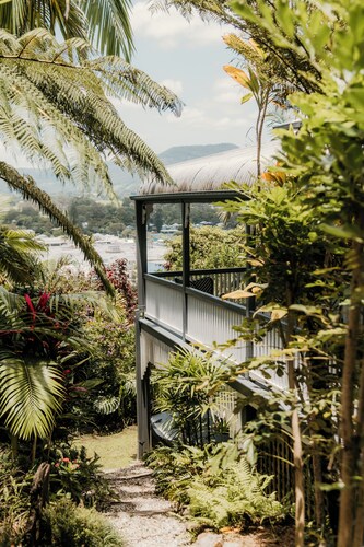 The Glenelg Upstairs Residence (6 persons)