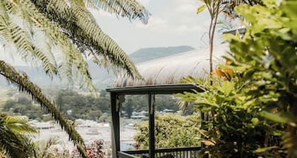 The Glenelg Upstairs Residence (6 persons)