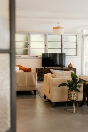 TV - The Glenelg Downstairs Residence (2 persons) (Murwillumbah)