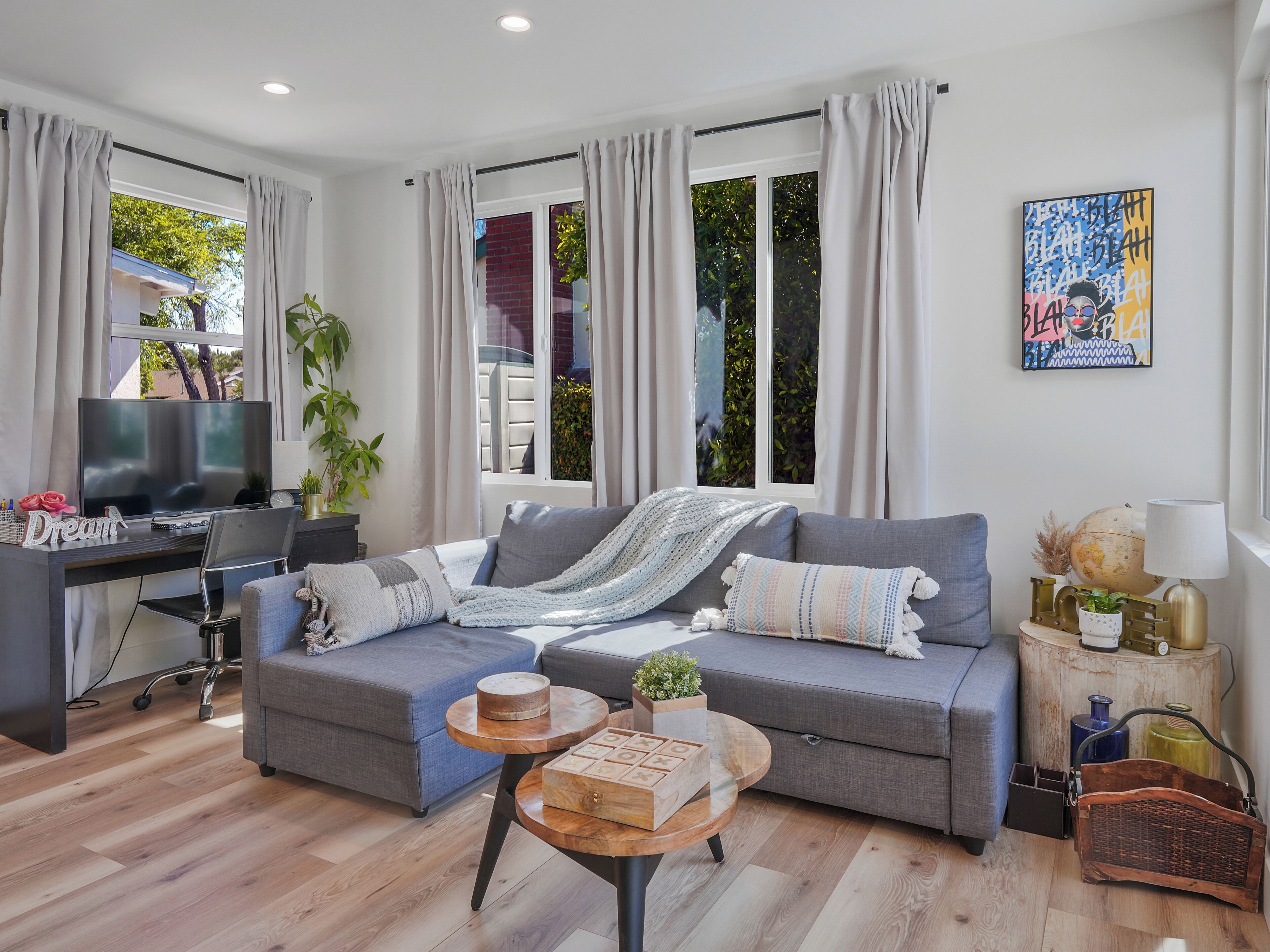 Casa superior | Sala de estar | TV LED 66 polegadas com canais digitais, Netflix, Hulu