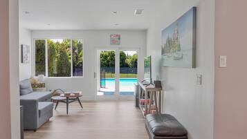 Casa superior | Sala de estar | TV LED 66 polegadas com canais digitais, Netflix, Hulu