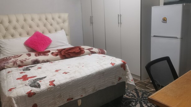 Chambre Simple Confort | Espace de travail pour ordinateur portable, fer et planche à repasser