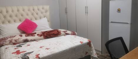 Comfort Single Room | Laptop workspace, iron/ironing board, free WiFi