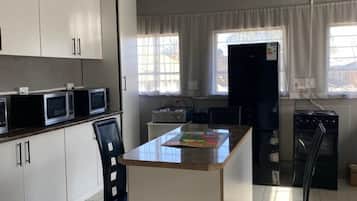 Chambre Familiale, balcon, vue jardin | Cuisine privée