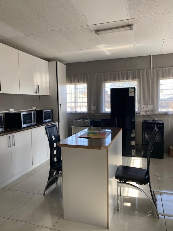 Habitación familiar, balcón, vista al jardín | Cocina privada