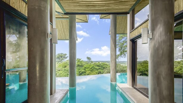 An infinity pool with a clear view of lush greenery and a blue sky. - Villa La Loma, Oceanview, Private Pool and AC! (Tarcoles)