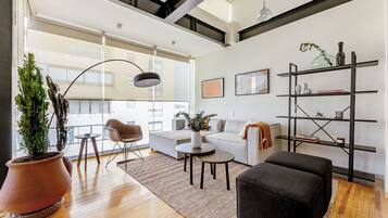 Departamento Deluxe | Área de sala de estar | Televisión