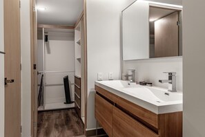 Departamento Premium | Baño | Toallas, jabón, shampoo, papel de baño 