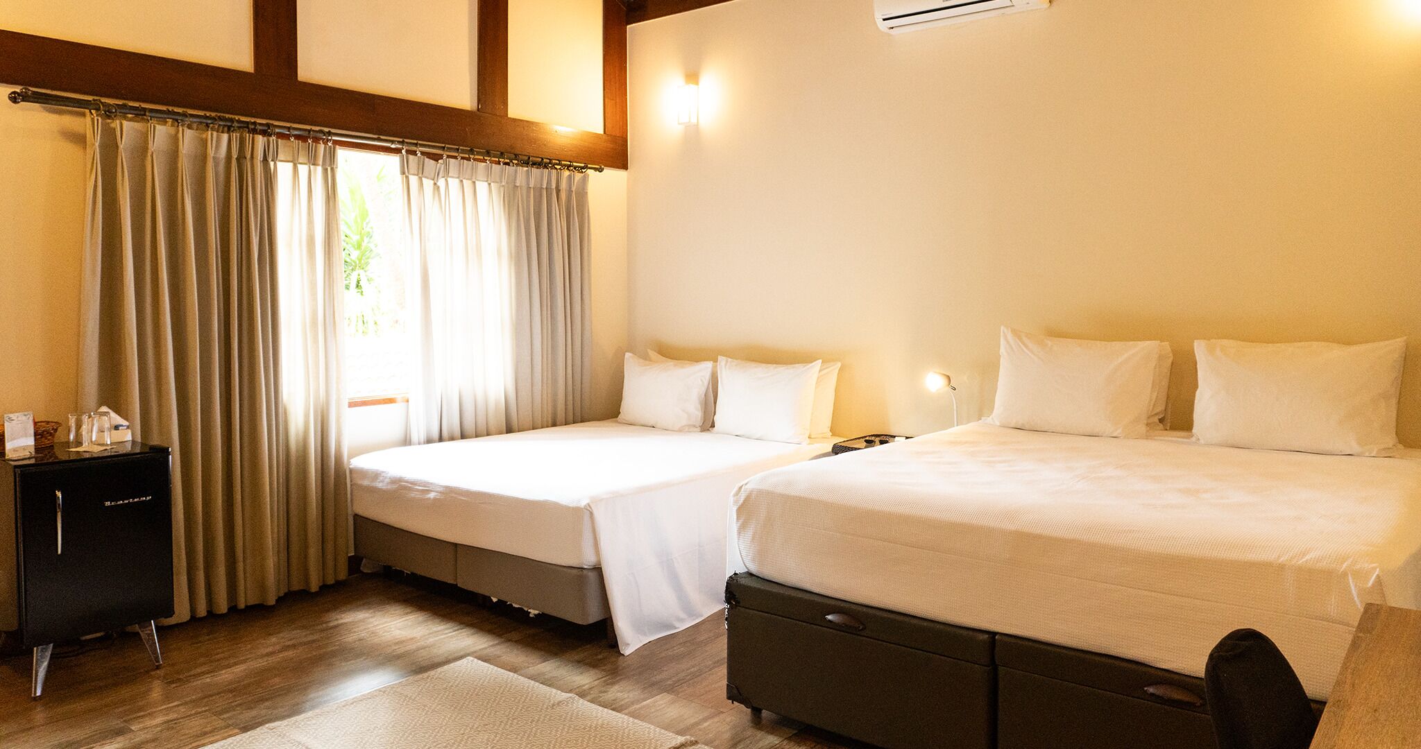 Suite – standard (5) | Skrivebord, skrivebord for bærbar PC, blendingsgardiner og lydisolert