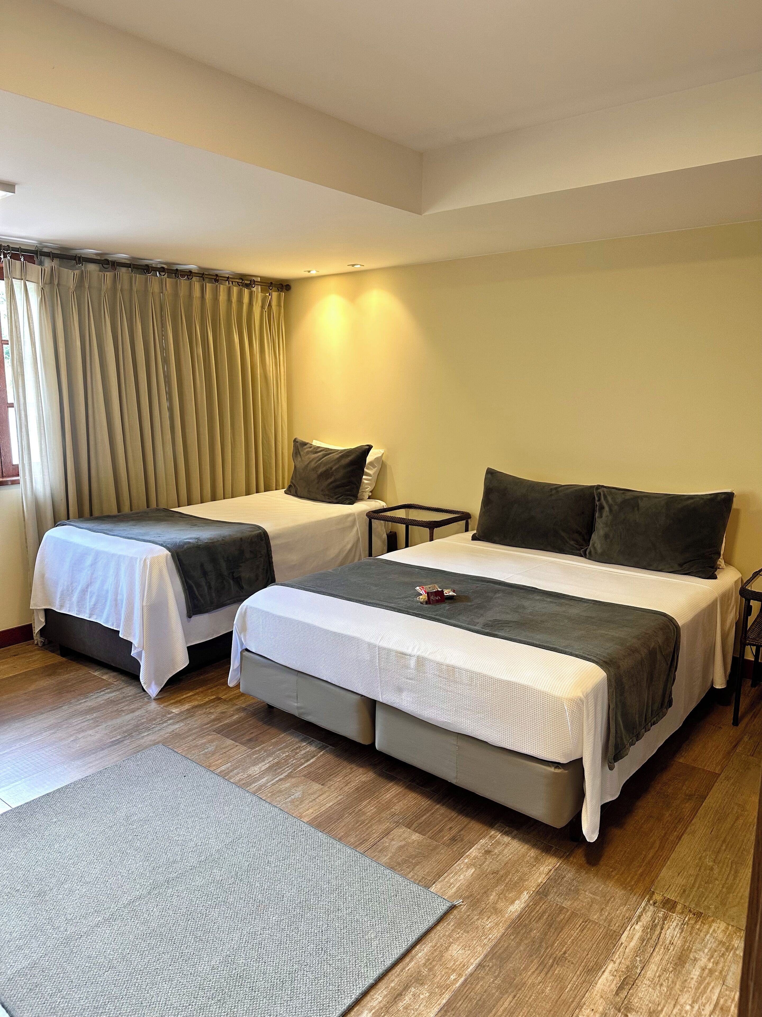 Suite – standard | Skrivebord, skrivebord for bærbar PC, blendingsgardiner og lydisolert