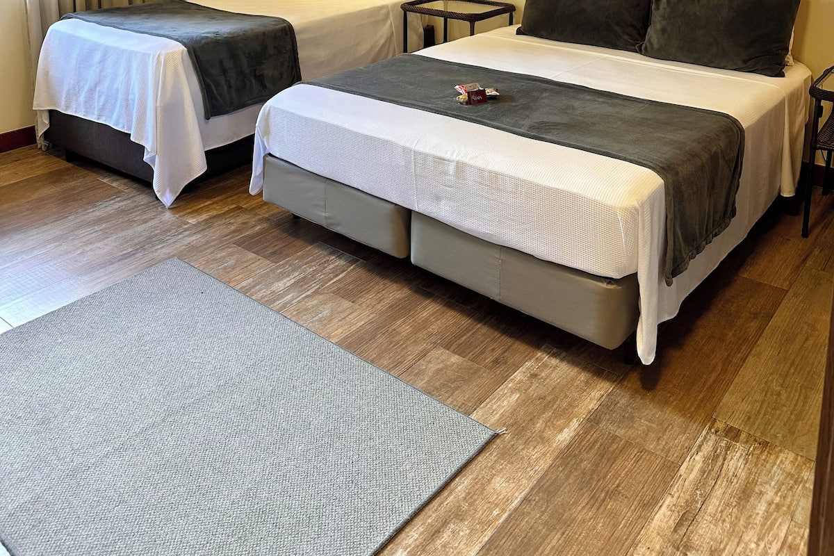 Suite – standard | Skrivebord, skrivebord for bærbar PC, blendingsgardiner og lydisolert