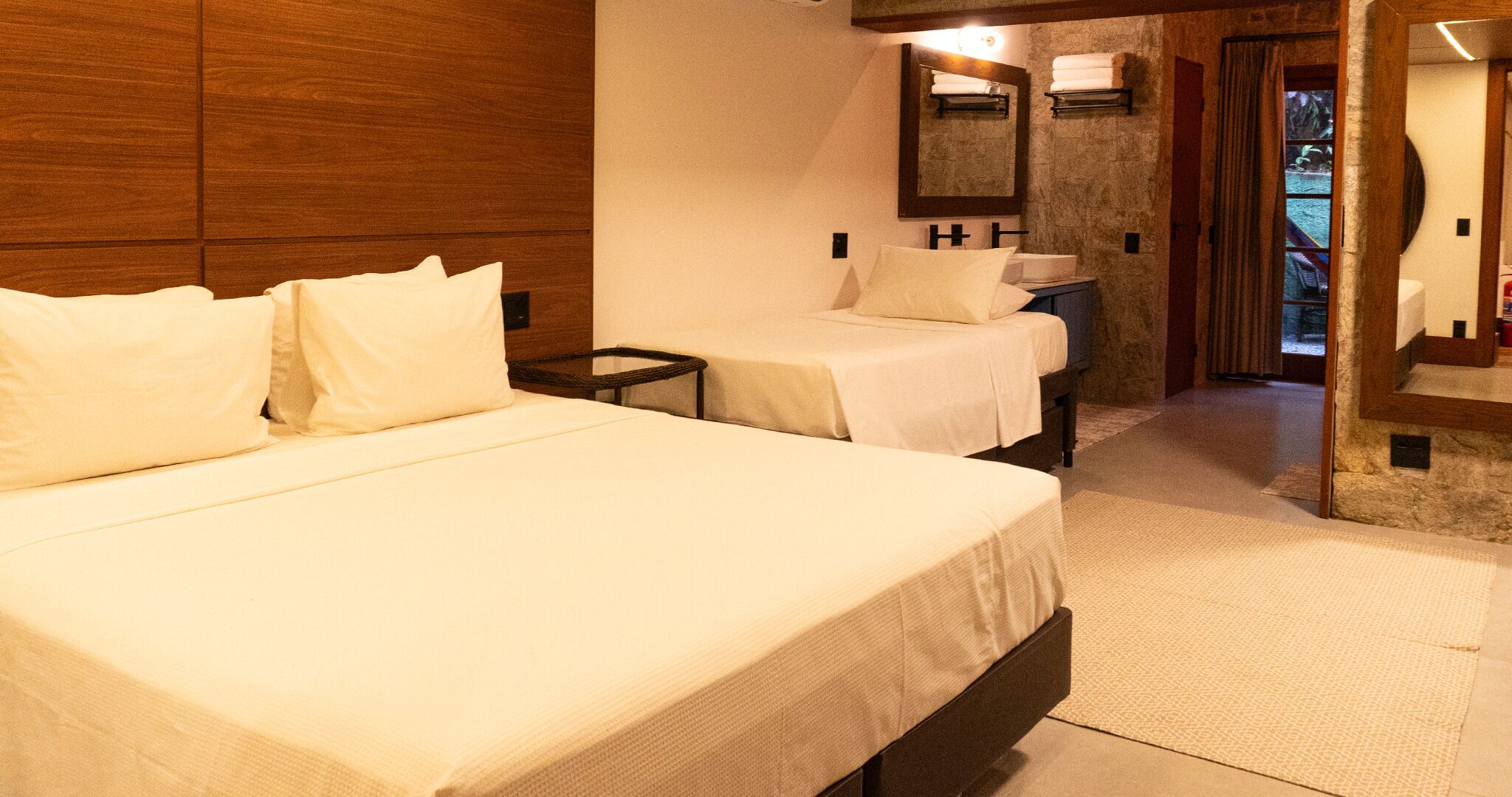 Suite | Skrivebord, skrivebord for bærbar PC, blendingsgardiner og lydisolert