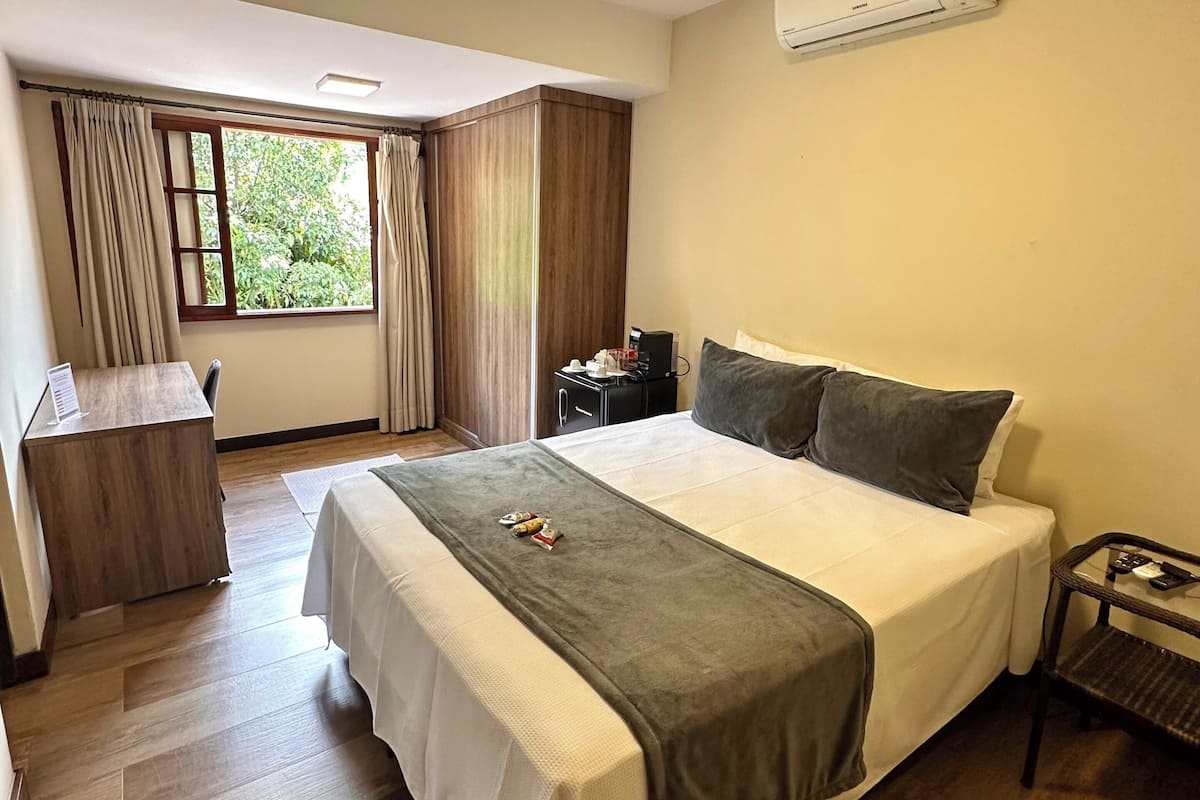 Suite – standard (2) | Skrivebord, skrivebord for bærbar PC, blendingsgardiner og lydisolert