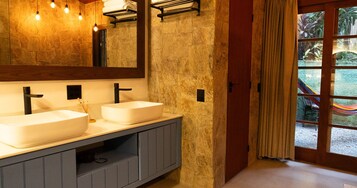 Suite | Bathroom | Shower, hair dryer, towels, soap