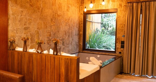 Presidential Suite | Desk, laptop workspace, blackout drapes, soundproofing - Gaia Hotelaria e Gastronomia (Teresópolis)