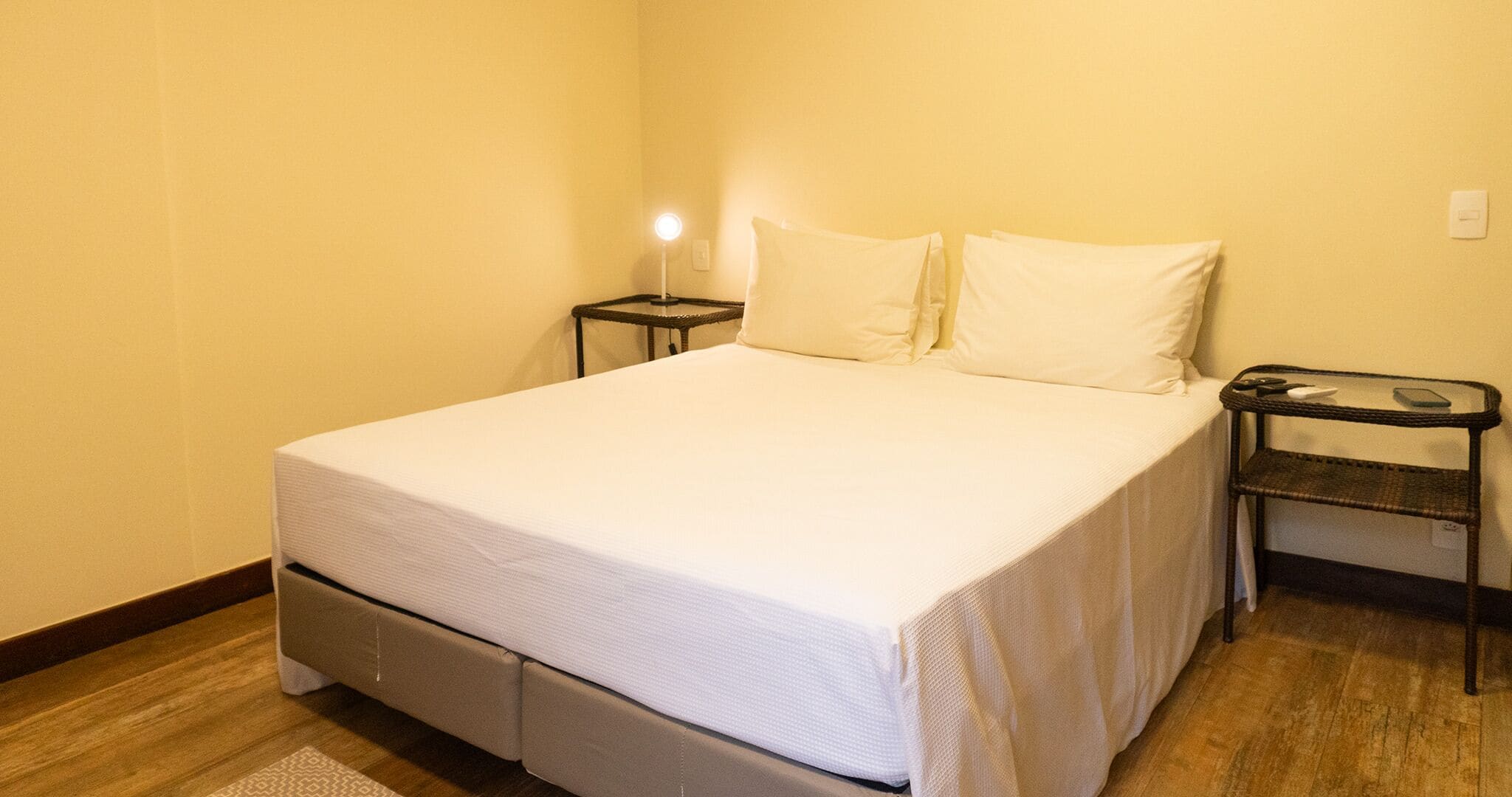 Suite – standard (4) | Skrivebord, skrivebord for bærbar PC, blendingsgardiner og lydisolert