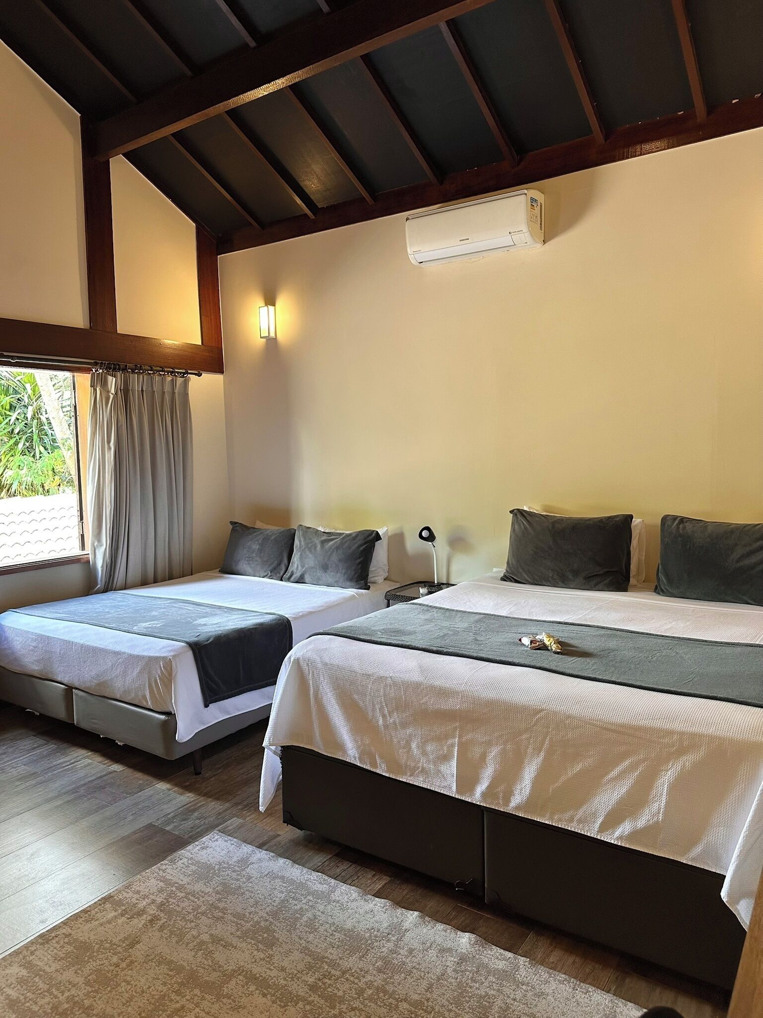 Suite – standard (5) | Skrivebord, skrivebord for bærbar PC, blendingsgardiner og lydisolert