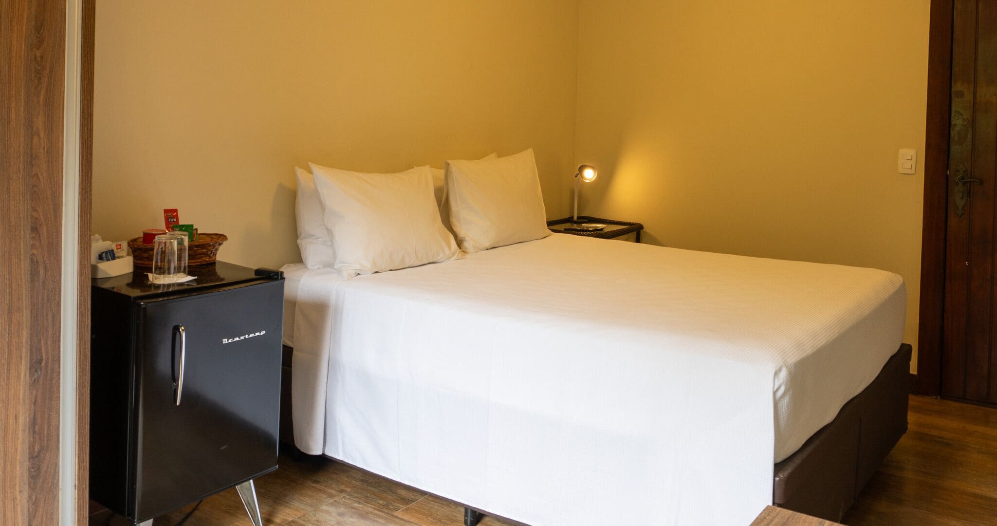 Suite – standard (2) | Skrivebord, skrivebord for bærbar PC, blendingsgardiner og lydisolert