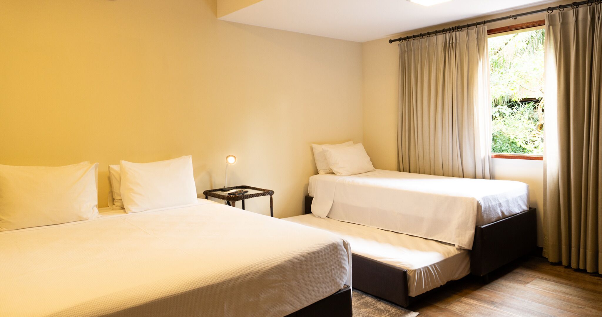 Suite – standard (3) | Skrivebord, skrivebord for bærbar PC, blendingsgardiner og lydisolert