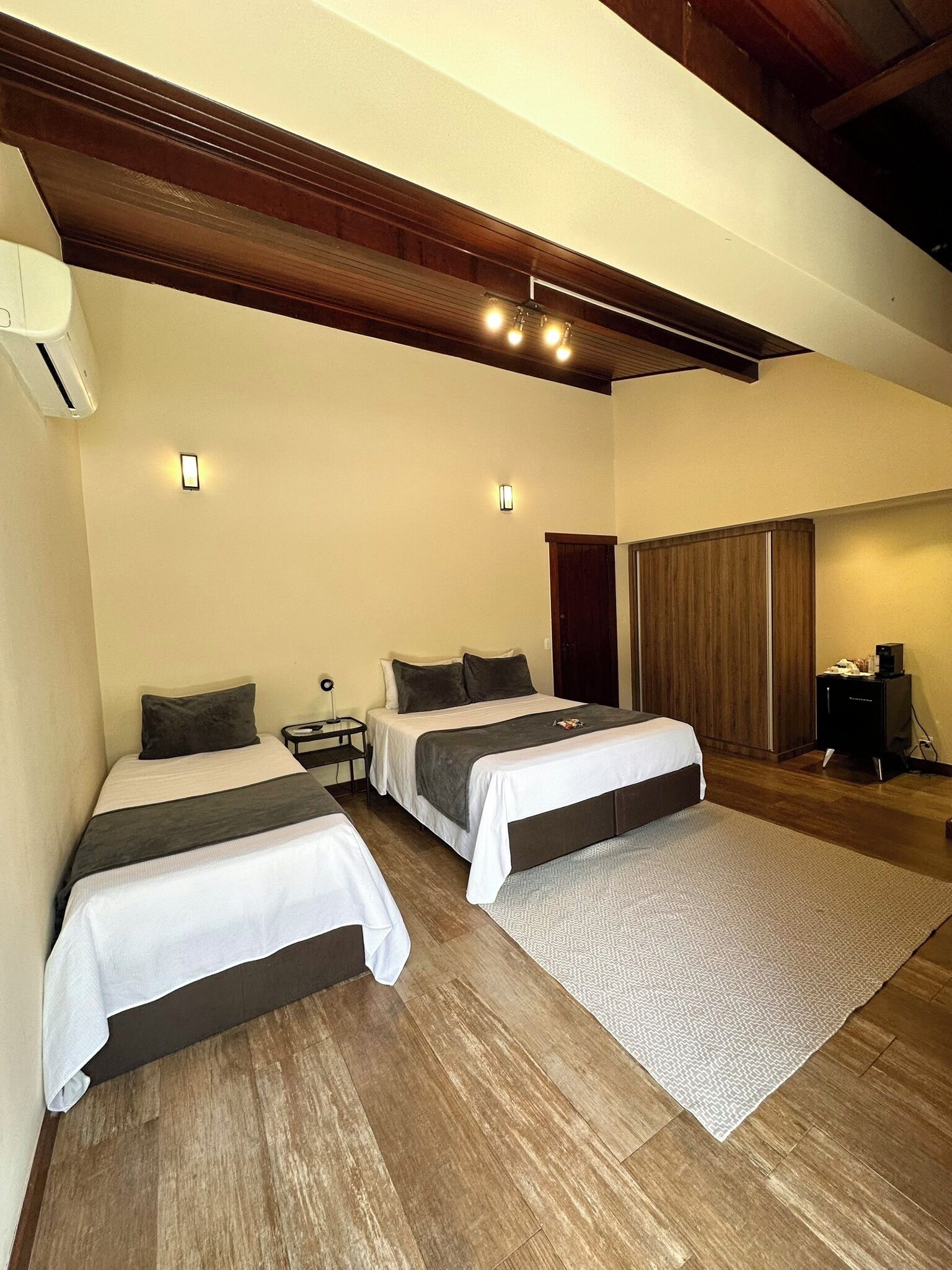 Suite – superior | Skrivebord, skrivebord for bærbar PC, blendingsgardiner og lydisolert