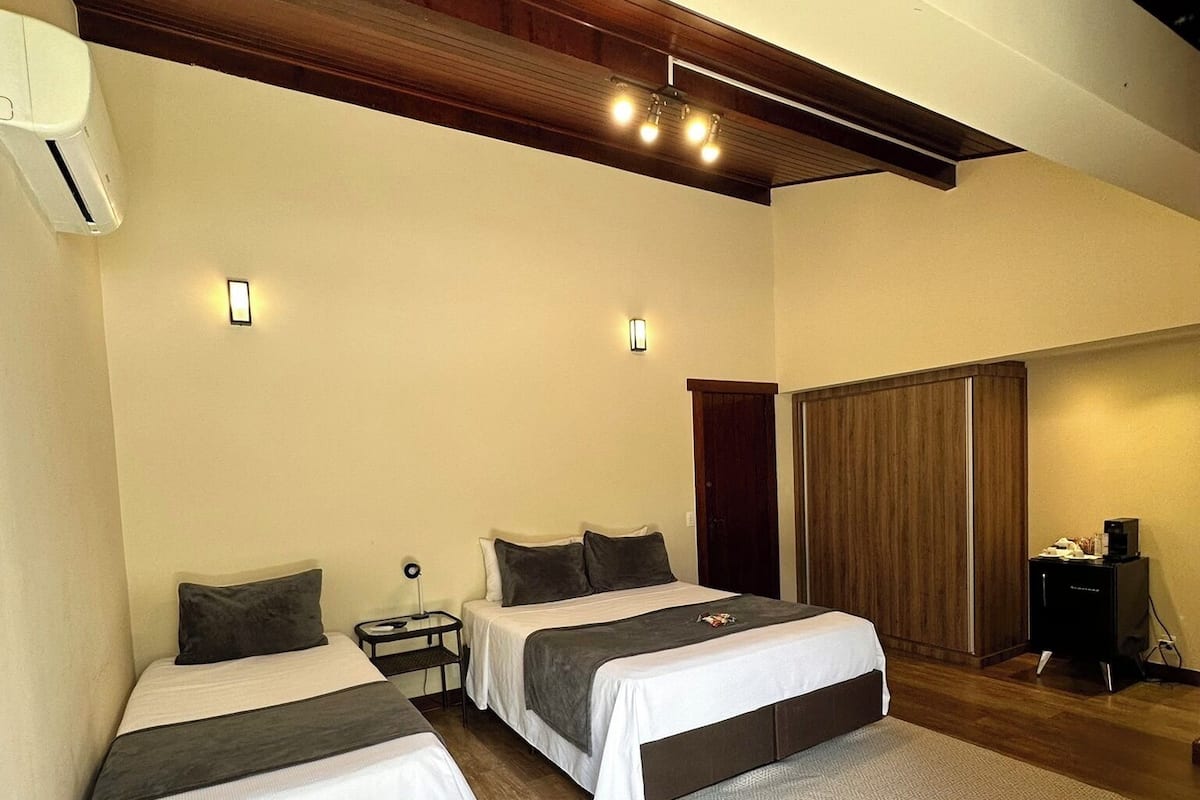 Suite – superior | Skrivebord, skrivebord for bærbar PC, blendingsgardiner og lydisolert