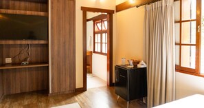 Standard Suite (5) | 1 bedroom, desk, laptop workspace, blackout drapes