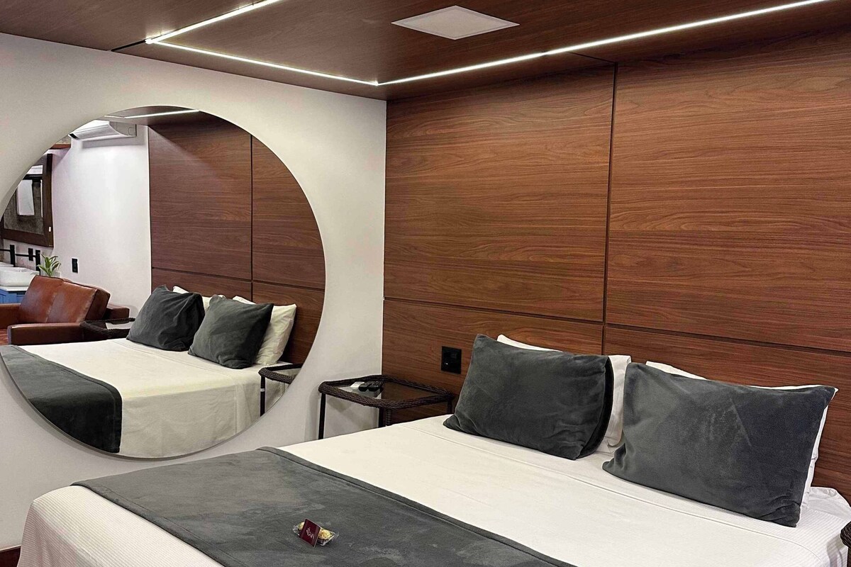Luxe suite, bubbelbad | Een bureau, een laptopwerkplek, verduisterende gordijnen