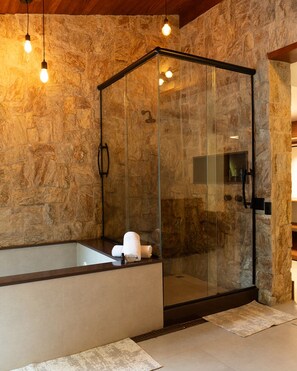 Suite | Bad | Dusj, hårføner, håndklær og såpe