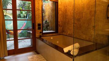 Suíte | Banheiro | Chuveiro, secador de cabelo, toalhas de banho, sabonete