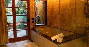 Suite | Baño | Regadera, secadora de cabello, toallas, jabón