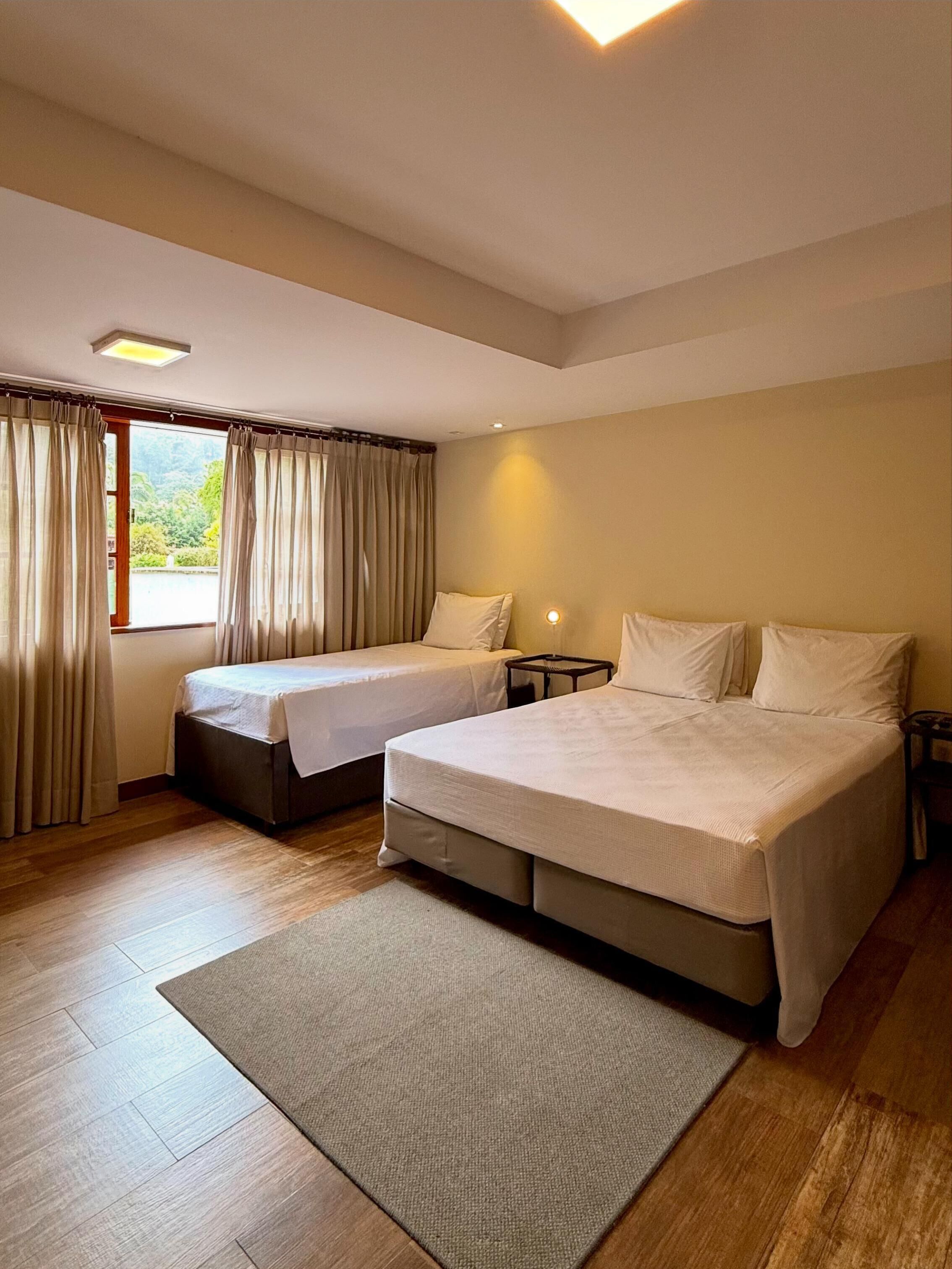 Suite – standard | Skrivebord, skrivebord for bærbar PC, blendingsgardiner og lydisolert