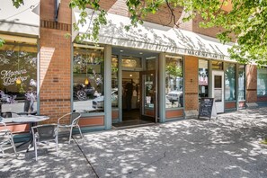 Exterior detail - Seattle’s Downtown Gem- w/View, Free Parking, Gym & Pool - Sleeps 6 (Seattle)