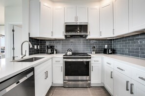Fridge, microwave, oven, stovetop - Seattle’s Downtown Gem- w/View, Free Parking, Gym & Pool - Sleeps 6 (Seattle)