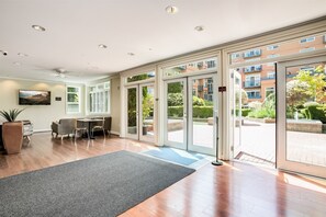 Interior - Seattle’s Downtown Gem- w/View, Free Parking, Gym & Pool - Sleeps 6 (Seattle)