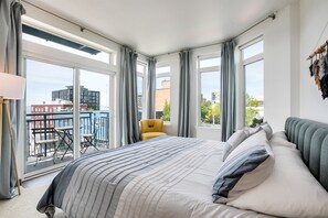 2 habitaciones, escritorio y tabla de planchar con plancha