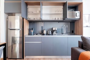 Comfort-Apartment | Eigene Küche | Großer Kühlschrank, Mikrowelle, Herdplatte