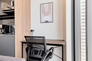Apartamento Confort | Zona de estar | Smart TV de 40 pulgadas con canales digitales