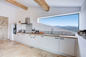 Een koelkast, een microgolfoven, een oven, een vaatwasser