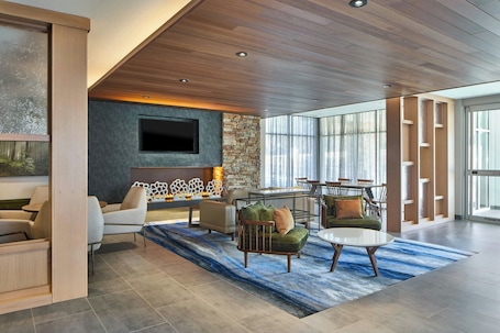 Bar en el lobby. Fairfield By Marriott Inn & Suites Cornelia