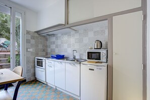 Een koelkast, een magnetron, een oven, een vaatwasser