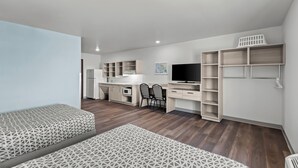 Suite, 2 queensize-senger, tilgjengelighetstilpasset, ikke-røyk | Oppholdsområde | TV