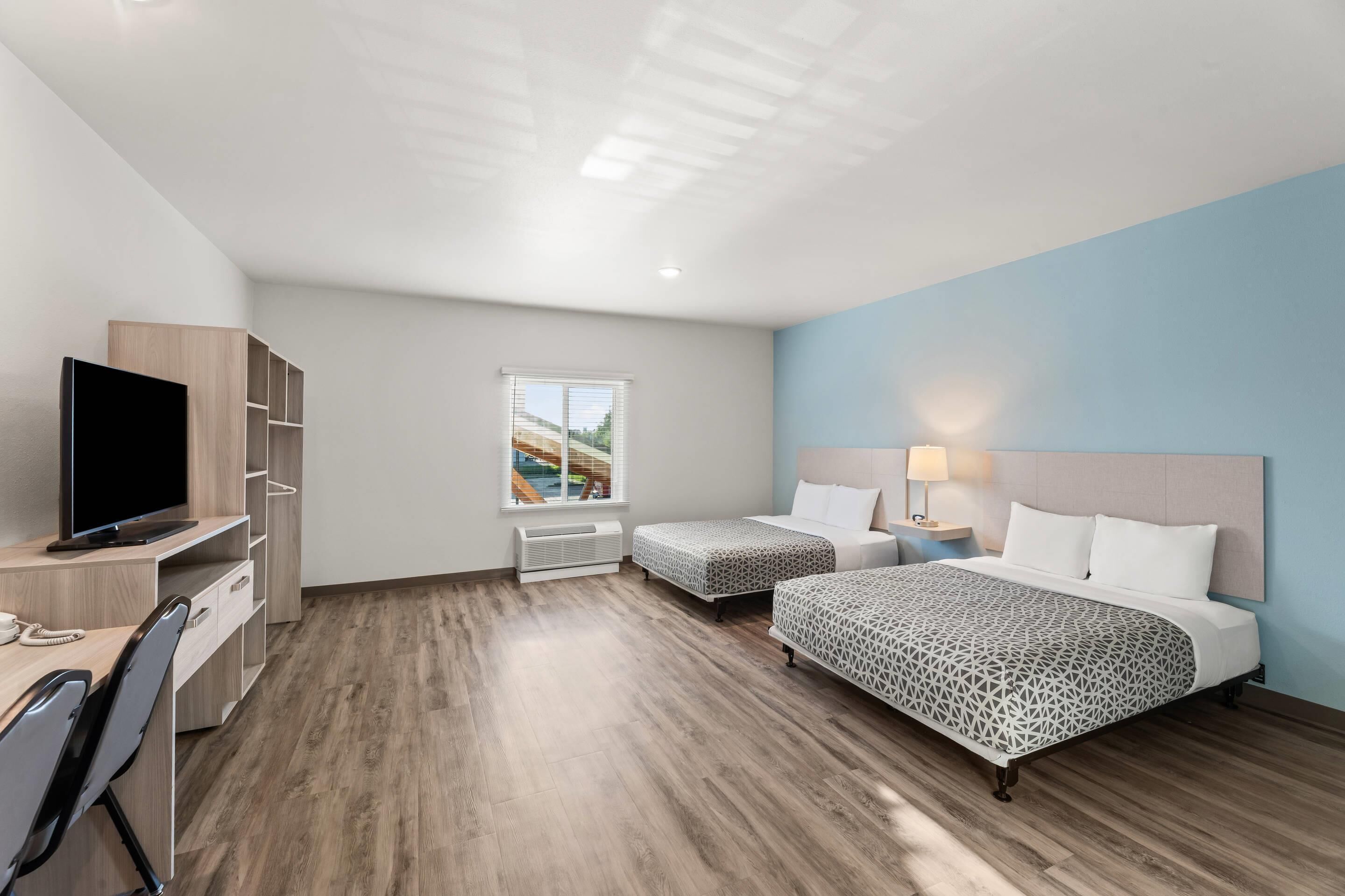 Suite, 2 queensize-senger, ikke-røyk (Accessible w/ Dishwasher) | Skrivebord og wi-fi (inkludert)