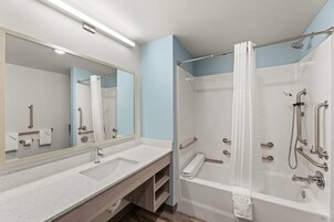 Escritorio, wifi gratis y ropa de cama